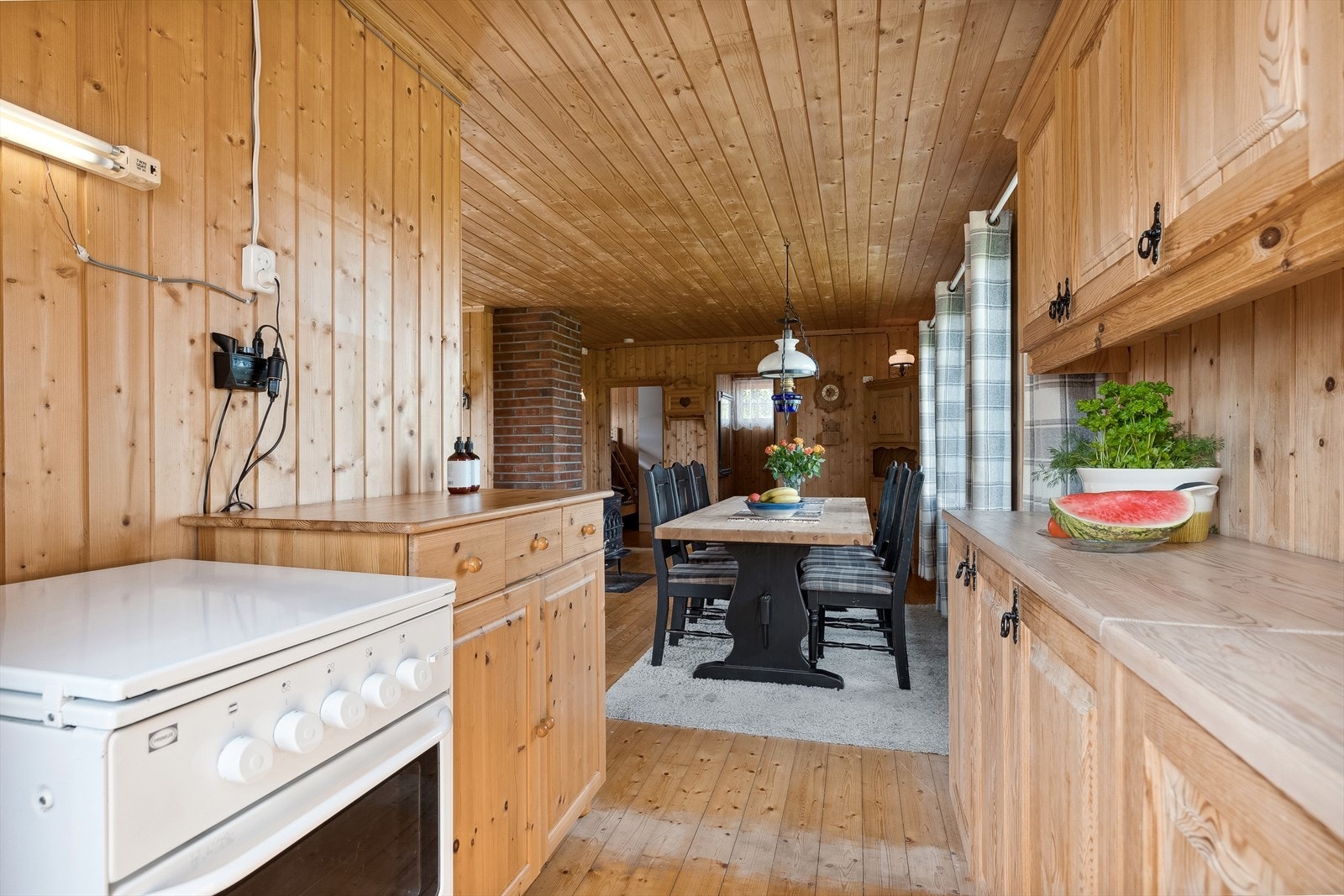 Hyggelig kjøkkenkrok som ligger med åpen løsning til stue. Galleribilde