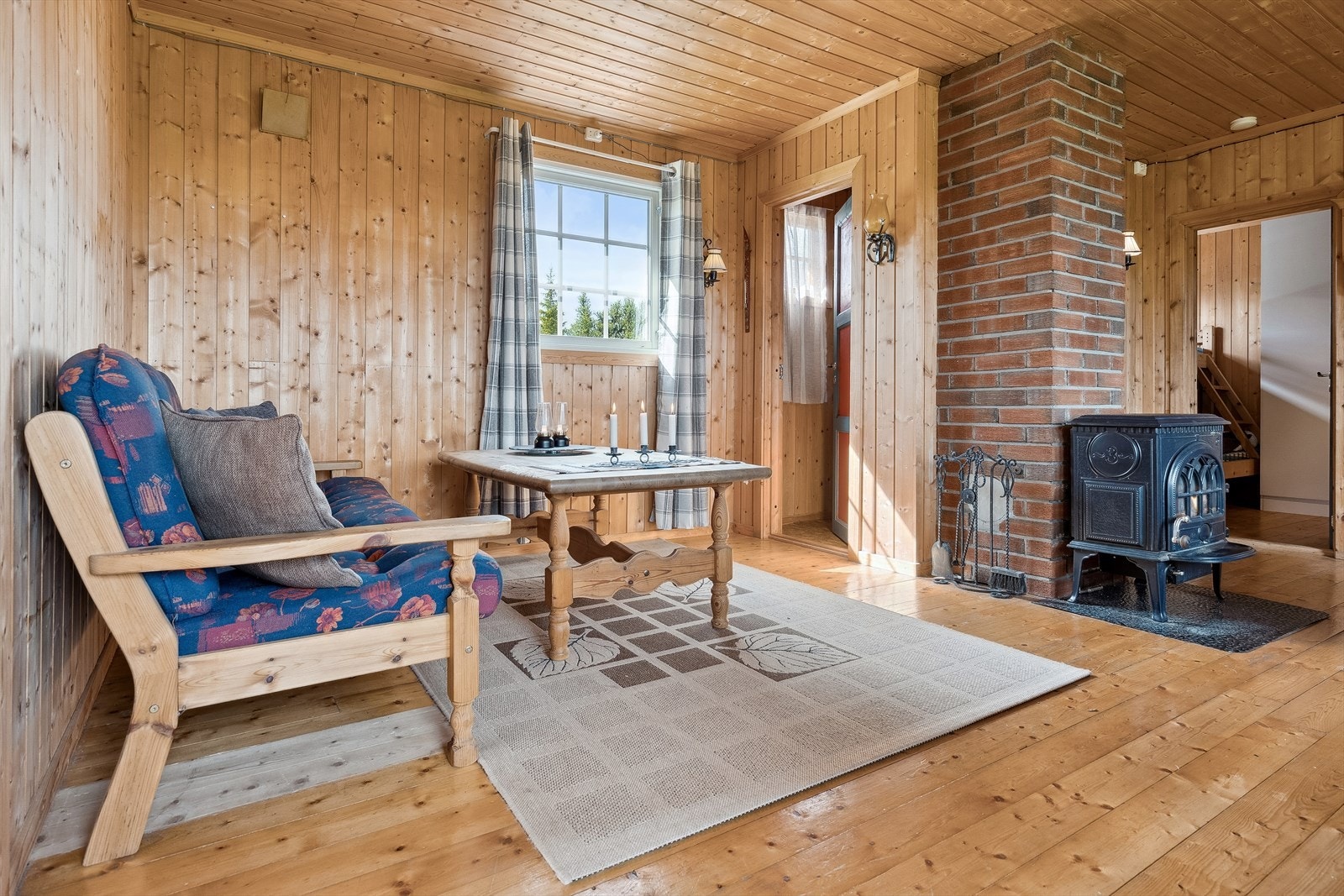 Det er montert en peisovn som gir god varme og en lun atmosfære - perfekt for hyttestemningen. Galleribilde