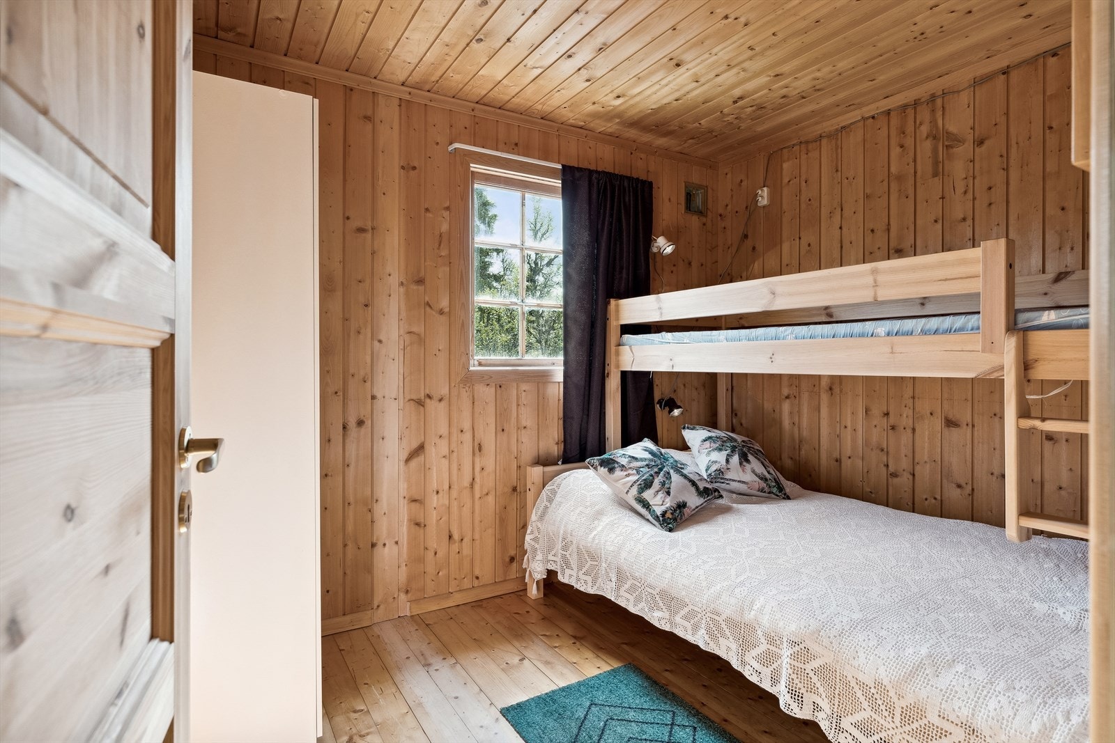 Hytta inneholder i alt 2 romslige soverom. Disse er innredet med køyesenger, men det er god plass på det største soverommet til dobbeltseng dersom dette skulle være ønskelig. Galleribilde