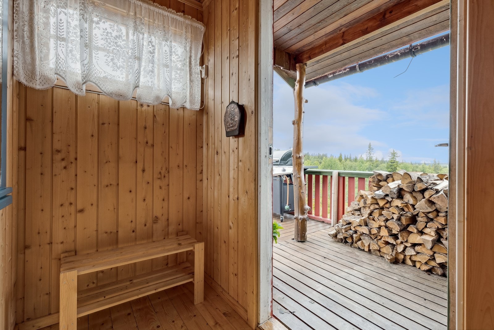 Velkommen inn i et romslig vindfang med plass til lagring av yttertøy. Galleribilde