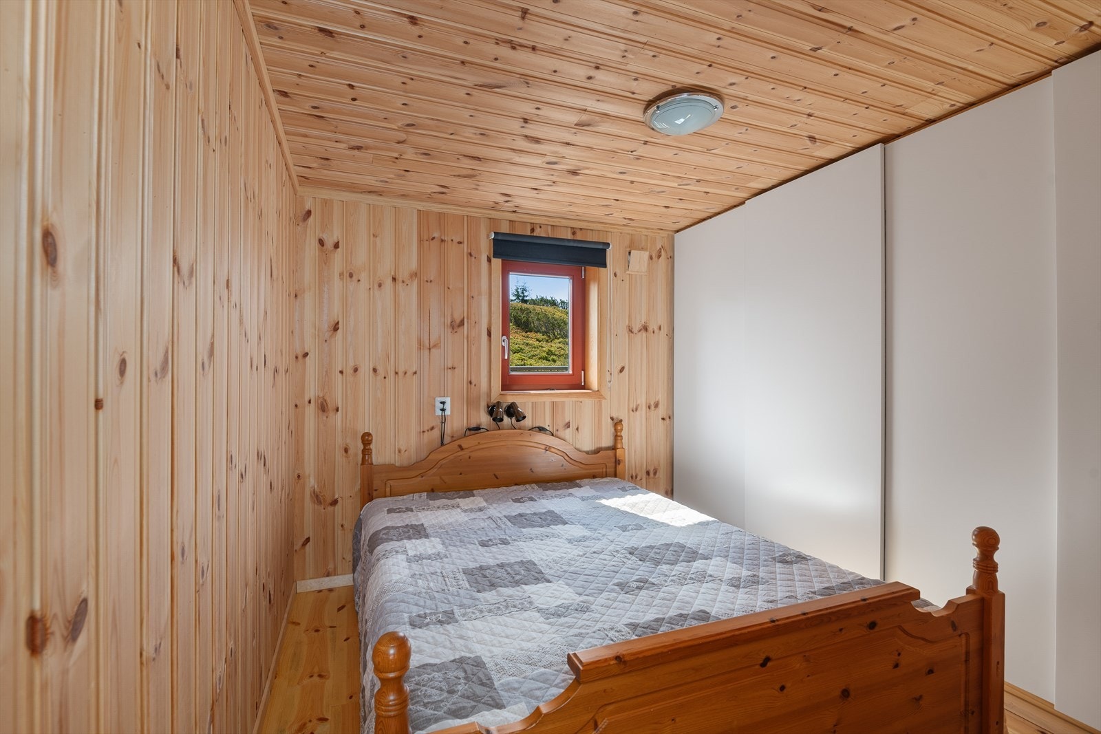 Soverom 3, plassert i den tilbyde delen. Her er det satt inn skyvedørsgarderobe for smart oppbevaring. Galleribilde