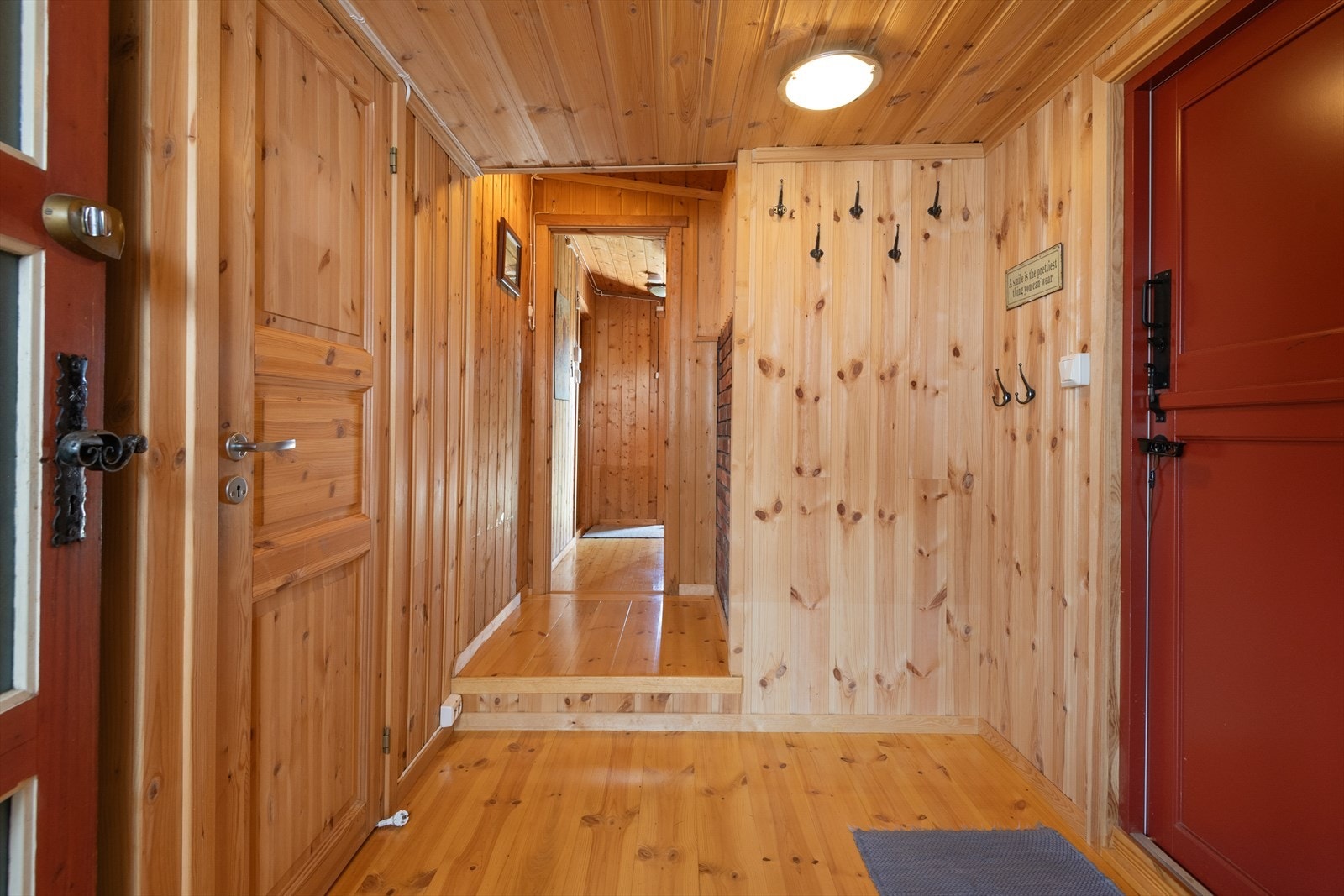 Romslig gang på hytta med plass til å henge fra seg yttertøy og utstyr. Inngangen er via terrassen. Galleribilde