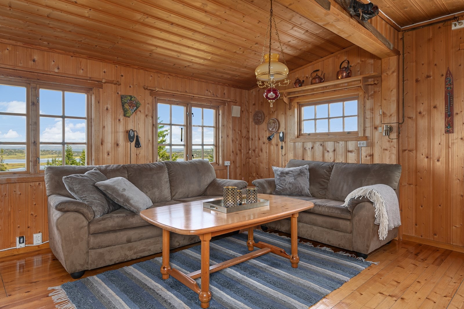 God plass til både salong og spisebord i rommet. Nydelig utsikt fra sofakroken. Galleribilde