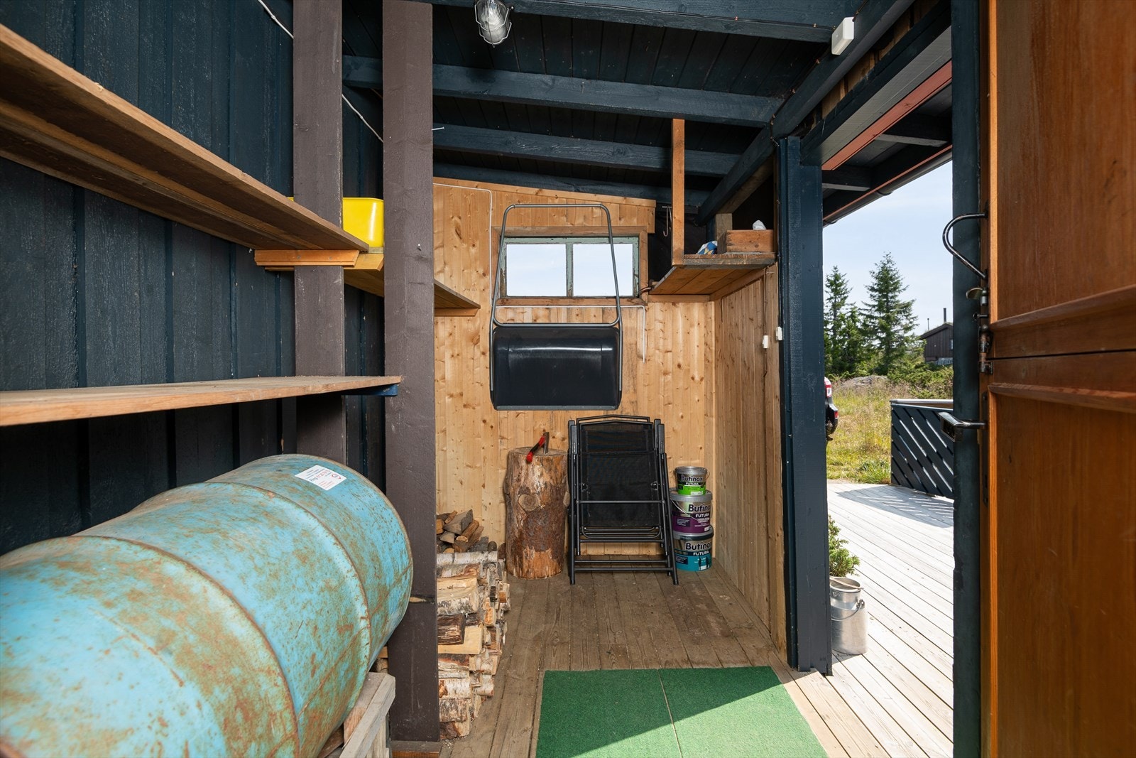 Gang med plass til oppbevaring av diverse utstyr. Galleribilde