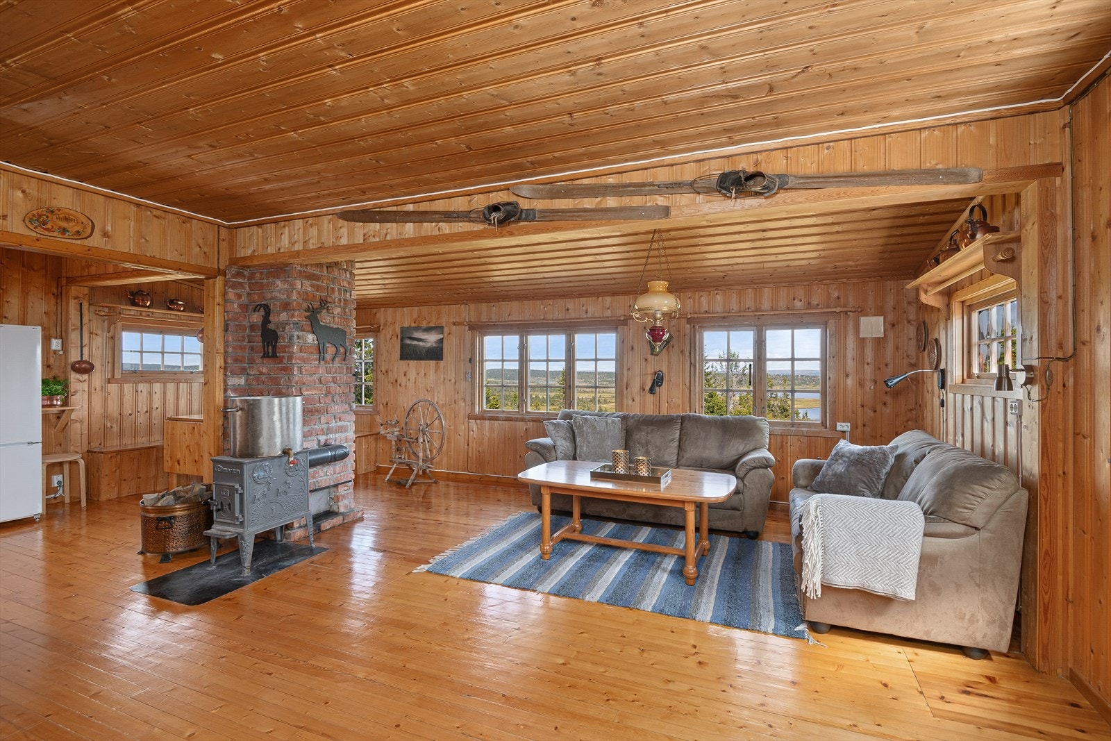 Den opprinnelige hytta har romslig stue med en åpen løsning mot kjøkken. Fint lys inn i rommet gjennom vinduer på 3 vegger. Galleribilde