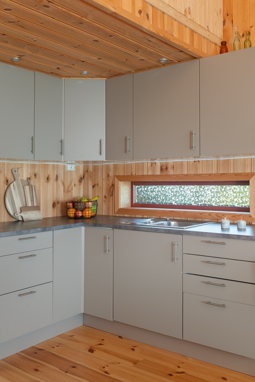 Innredningen har godt med skapplass. Fint lys inn over kjøkkenbenken. Galleribilde