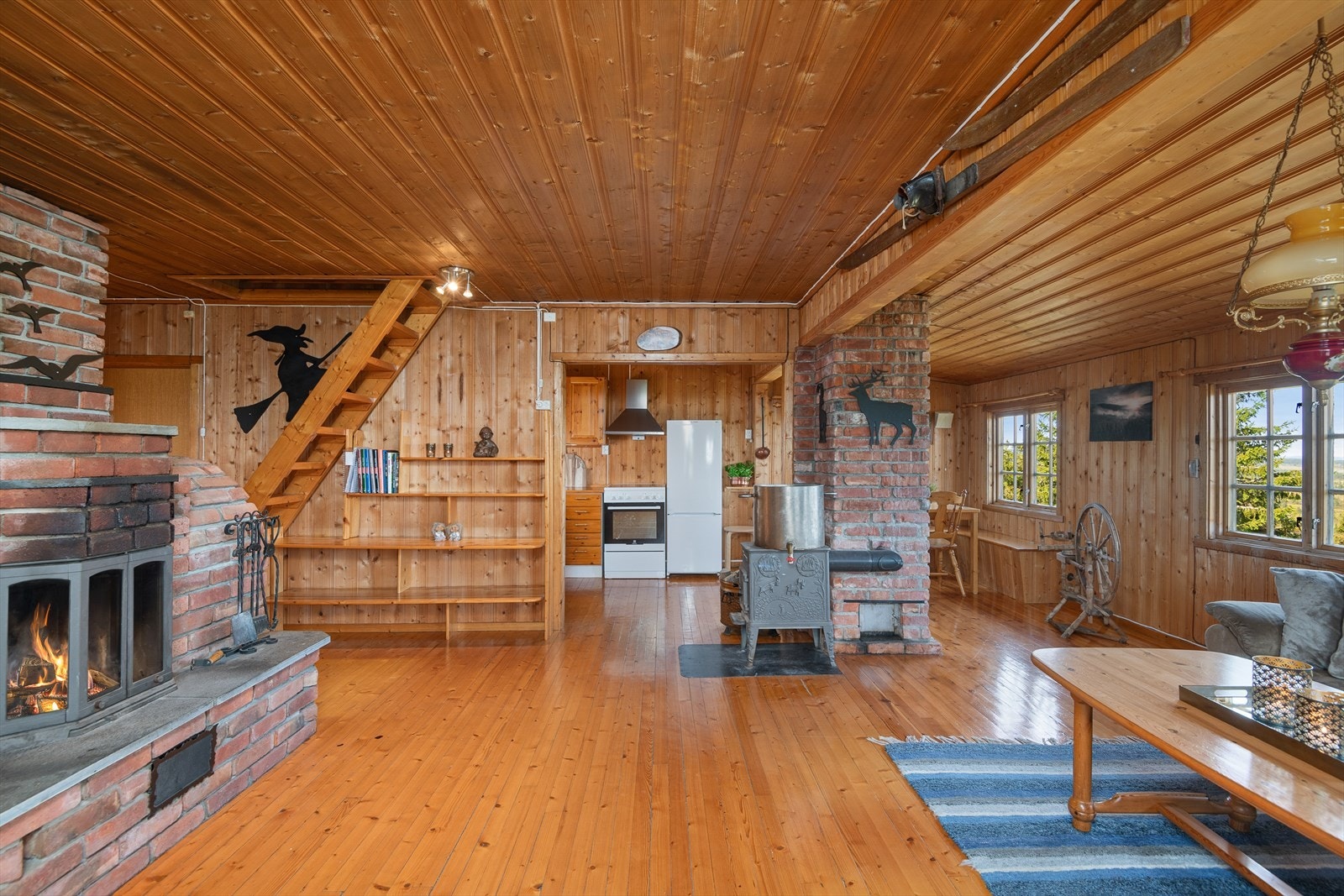 Som hovedoppvarming er det både peis med innsats og vedovn i oppholdsrommet. Galleribilde