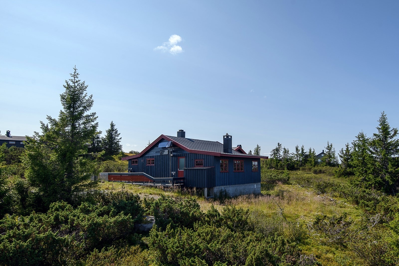 Hytta ligger i flott, relativt åpent fjellterreng med lett skrånende tomt. Det er mulig å få helårsvei fram til hytta mot betaling. Galleribilde