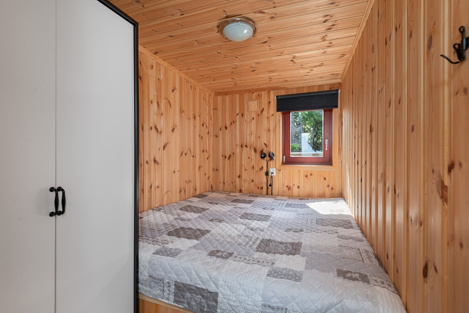 Soverom 3, i den tilbygde delen. Dobbeltseng og garderobeskap. Galleribilde