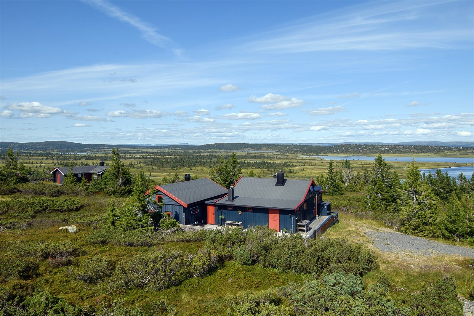 Eiendommen ligger i rolige omgivelser, skjermet for direkte innsyn. Flott utsikt og fine solforhold. Galleribilde