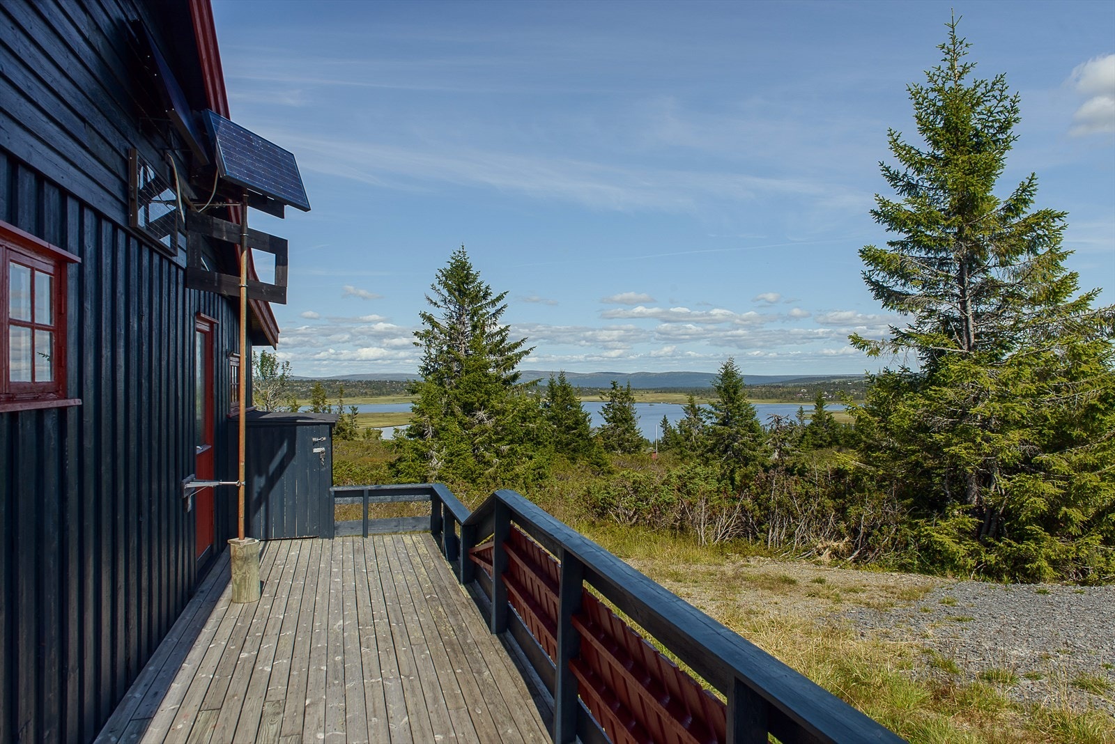 Det er en romslig terrasse rundt hytta, der du kan flytte deg etter sola og sitte lunt og skjermet. Galleribilde