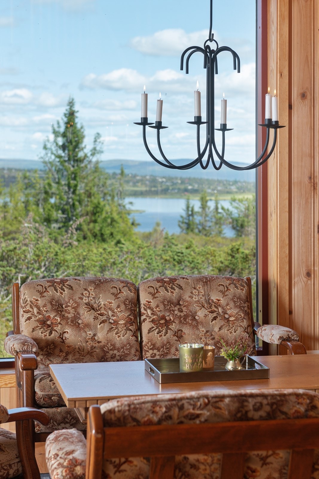 Utsikten er flott, både utenfra og innenfra. Bildet er fra stua i den tilbygde delen. Galleribilde