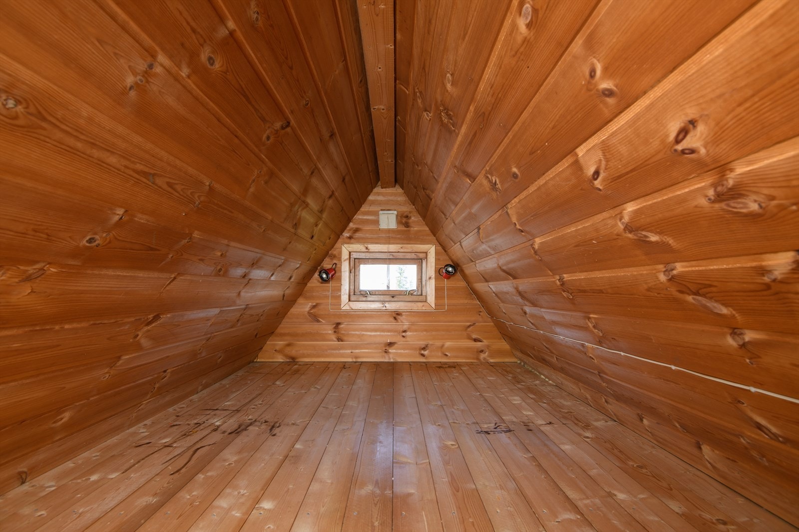 Hems med trapp opp fra stua i den opprinnelige delen av hytta. Galleribilde