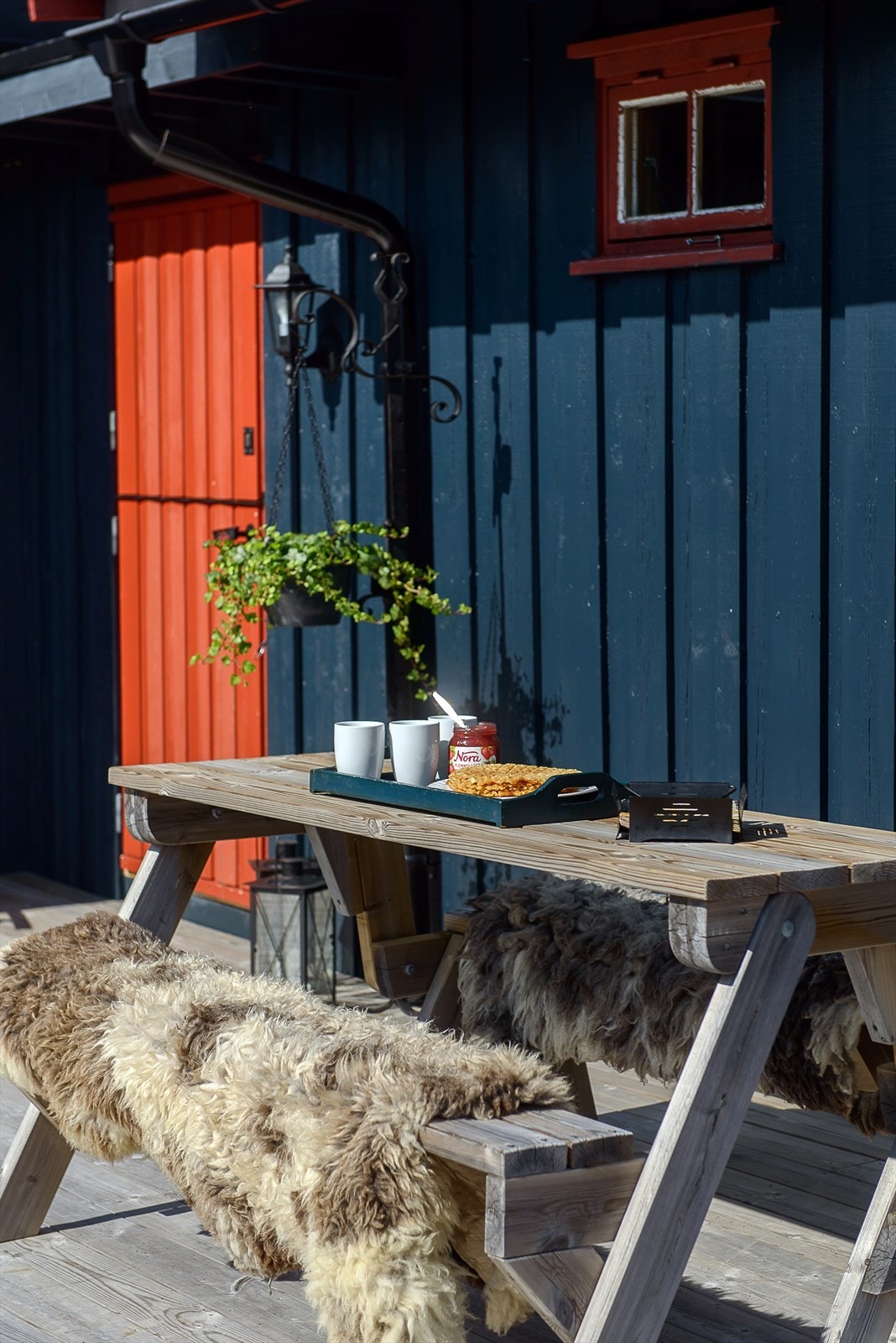 Det er god plass til å møblere på terrassen, som går i på to sider av hytta. Galleribilde