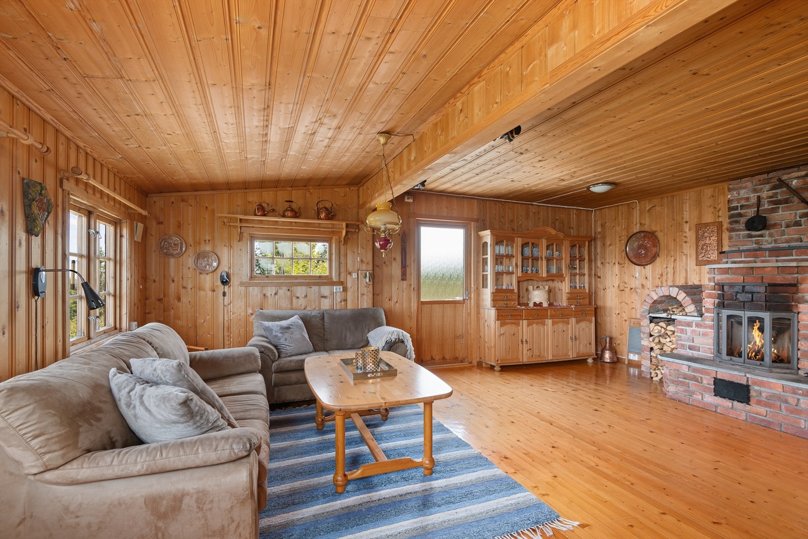 Tradisjonell stil med lakkerte tregulv og panelte vegger og tak. Galleribilde