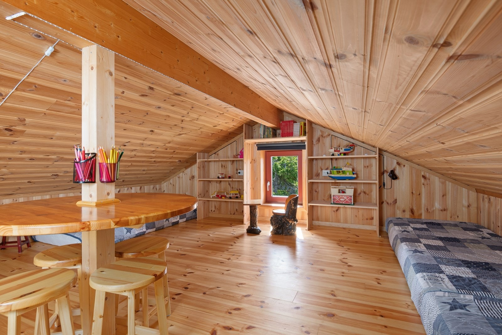 Et lite vindu slipper inn fint lys på hemsen. Galleribilde