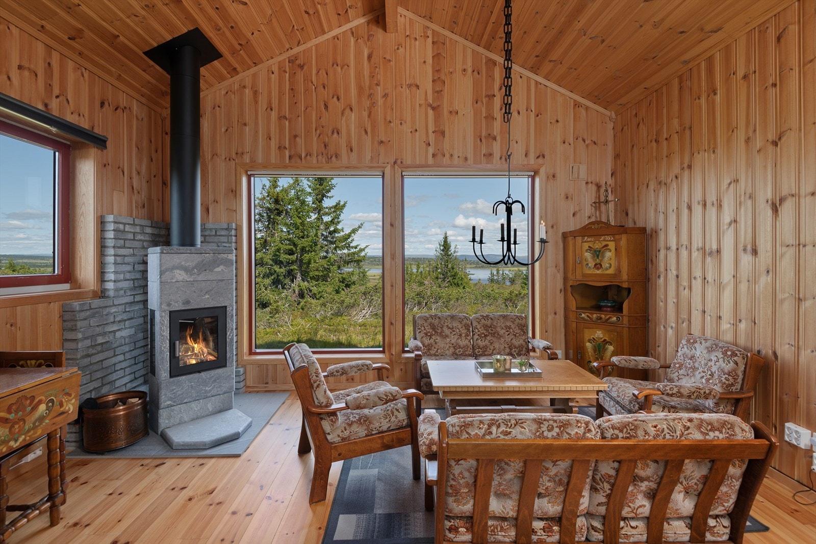 God takhøyde og fint lys inn gir meget god romfølelse i denne stua. Galleribilde