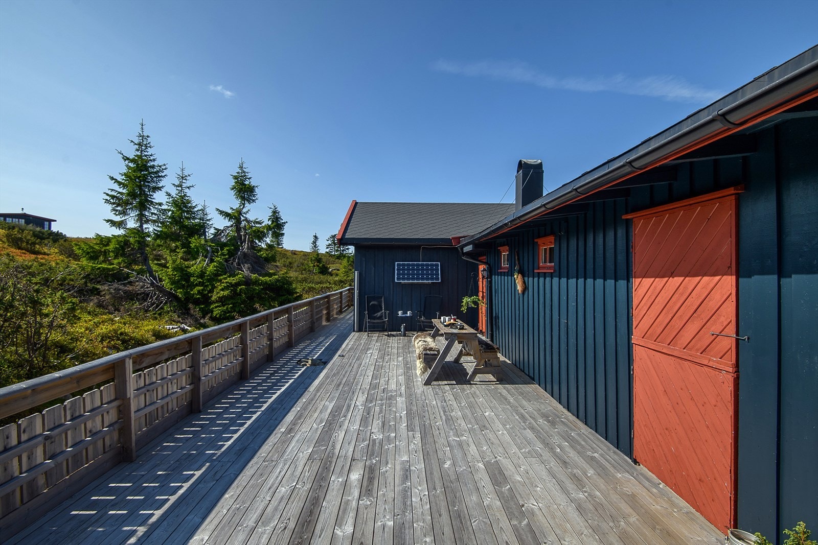 Det er to dører inn i hytta samt utgang til terrassen fra stua. Galleribilde