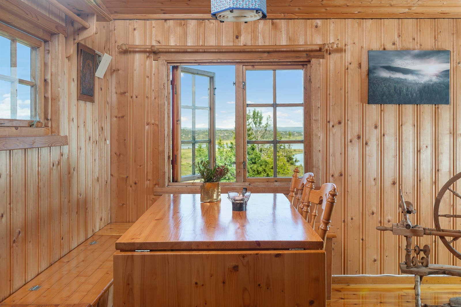 Koselig med spisebordet ved vinduet. Hyggelig å samles til felles måltider når en er på hytta. Galleribilde