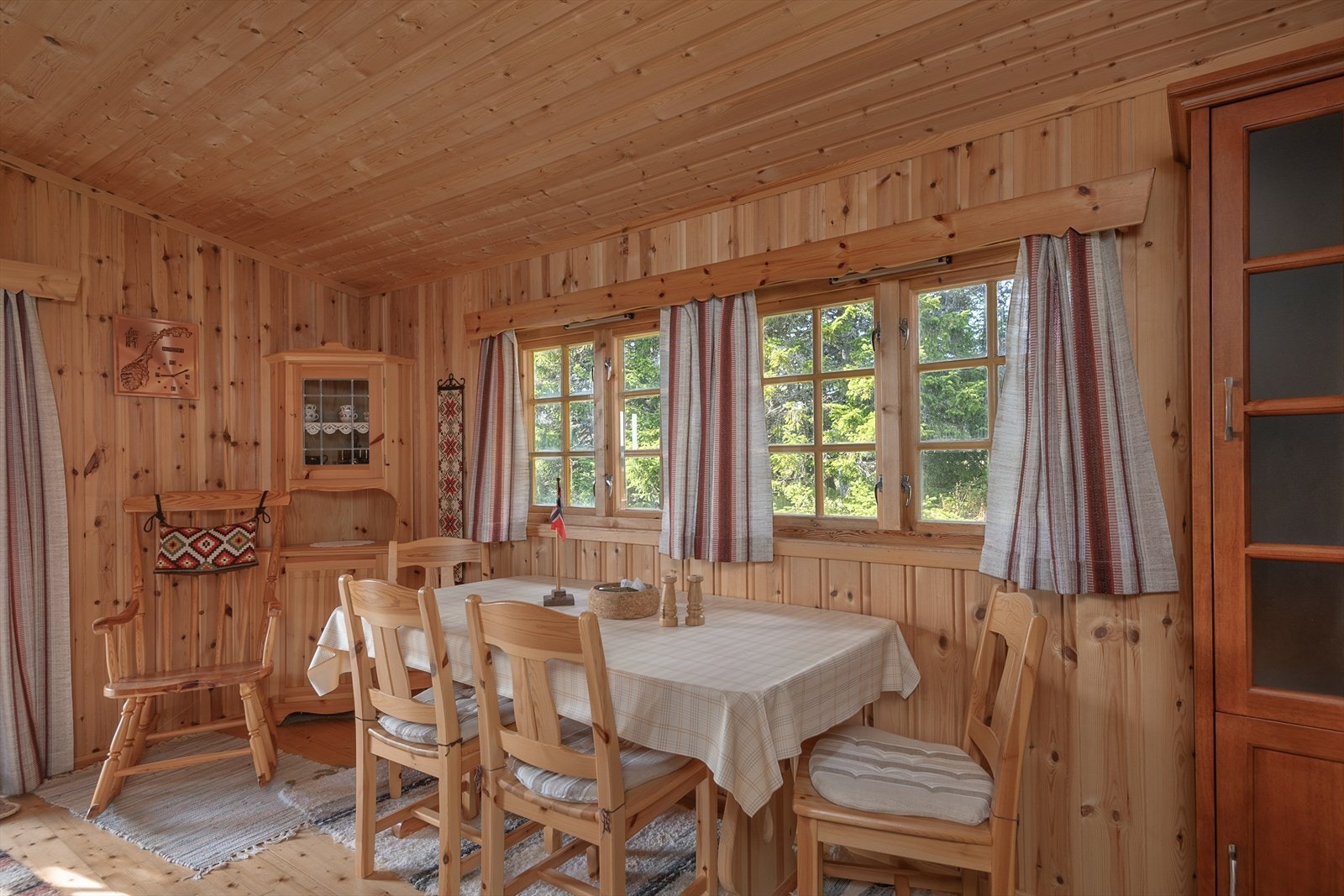 Fint lys inn over spiseplassen. Alltid hyggelig å samles til felles måltider på hytta. Galleribilde