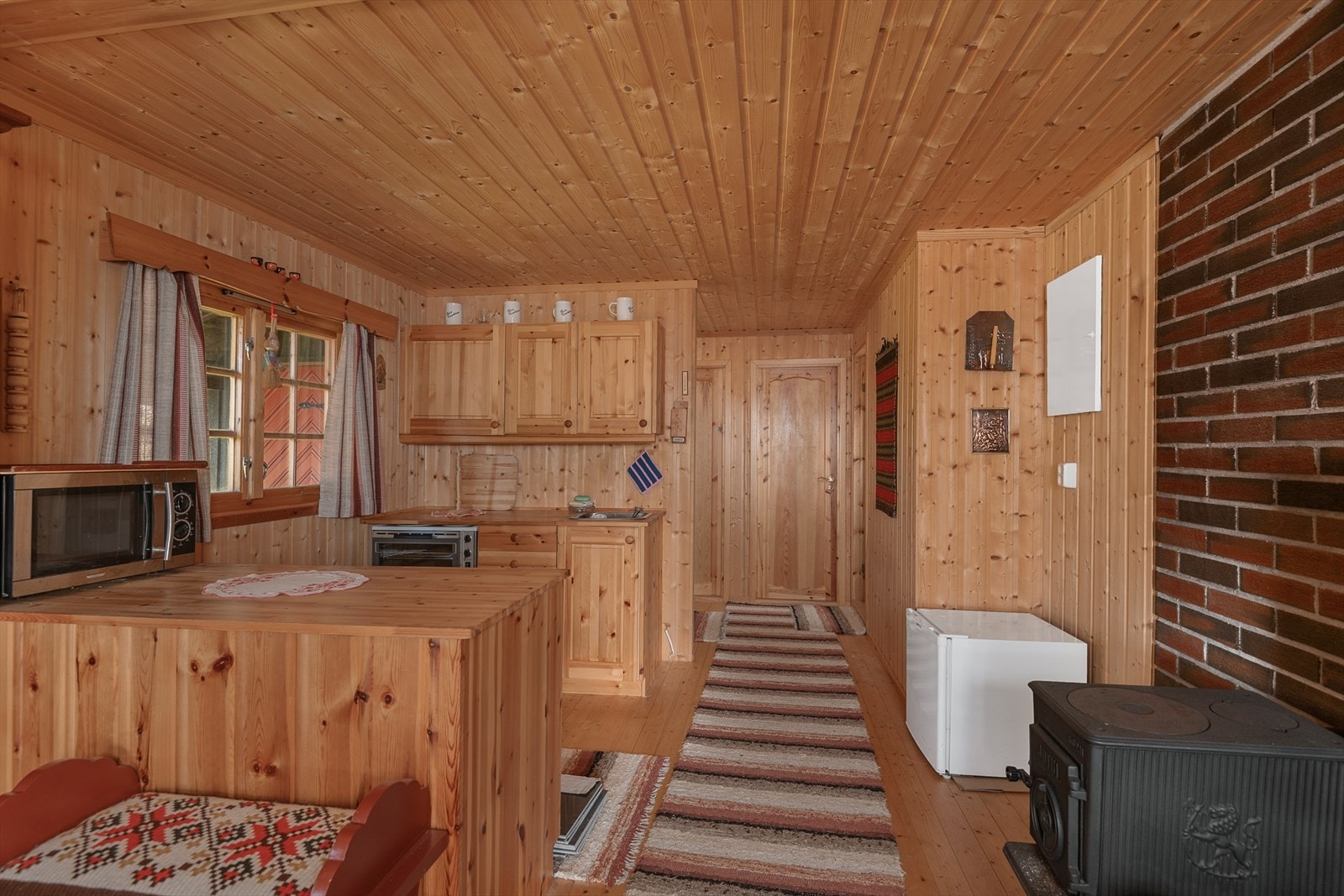 Kjøkkenet har heltre innredning med trehvite fronter. Galleribilde