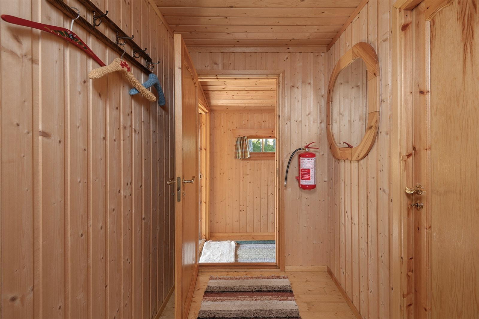 Gang med muligheter til å henge fra seg yttertøy og utstyr, Galleribilde