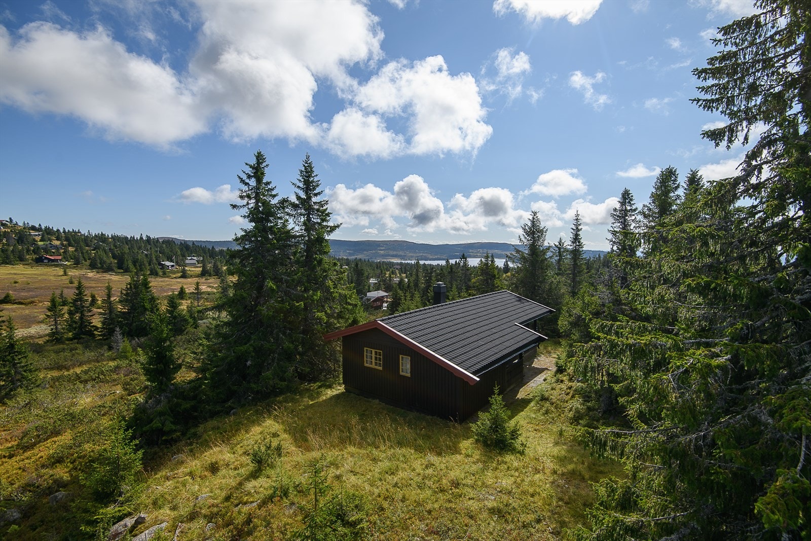 Hytta ligger i et veletablert meget populært område på Sjusjøen. Galleribilde