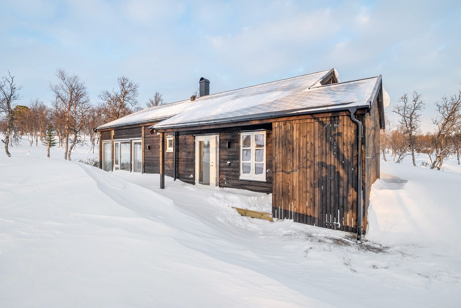 Tomten byr på meget gode solforhold og kort vei til en rekke rekreasjonsmuligheter uavhengig av sesong. Galleribilde