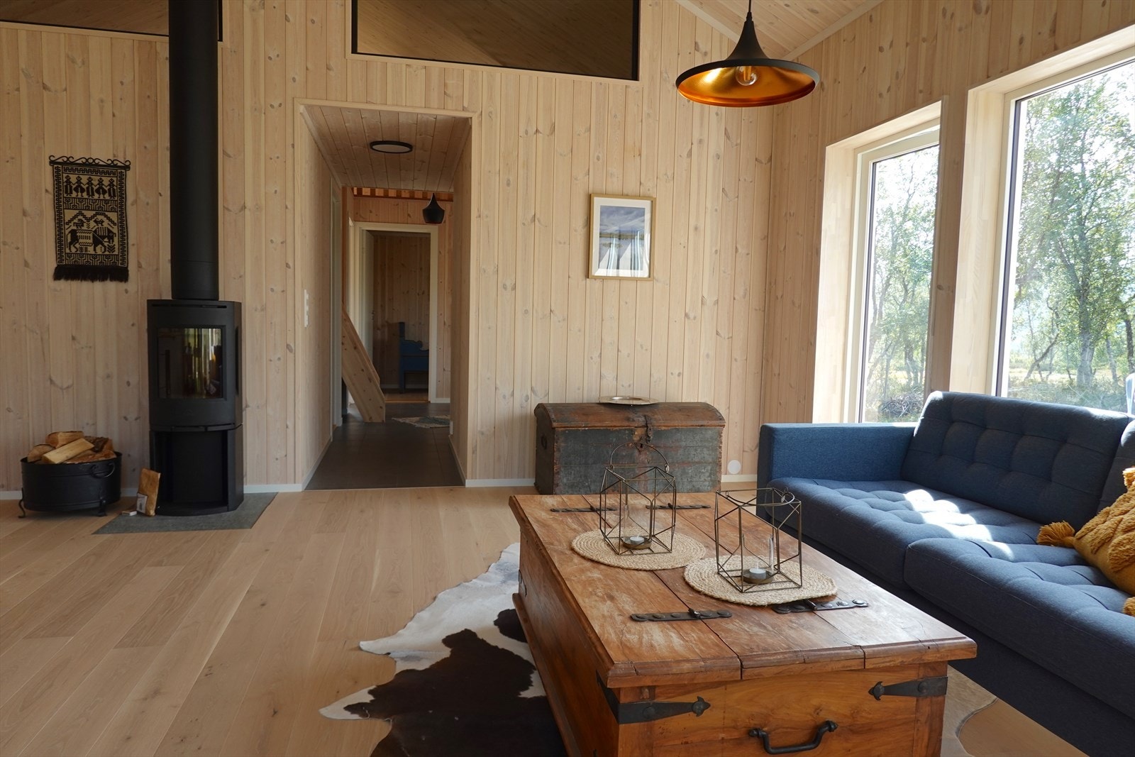 På gulvet er det lagt pen eikeparkett, alle de innvendige overflatene er vurdert til TG0 av takstmann. Galleribilde