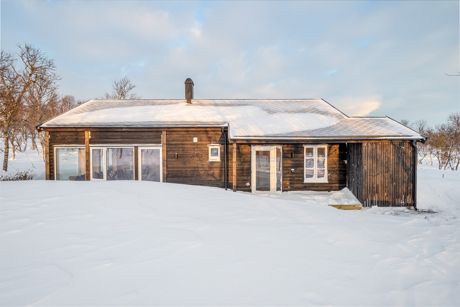 Hytten strekker seg over 76 kvm med 3 store soverom, åpen stue/kjøkken løsning med god takhøyde og store vindusflater som bidrar til en luftig romfølelse. Galleribilde