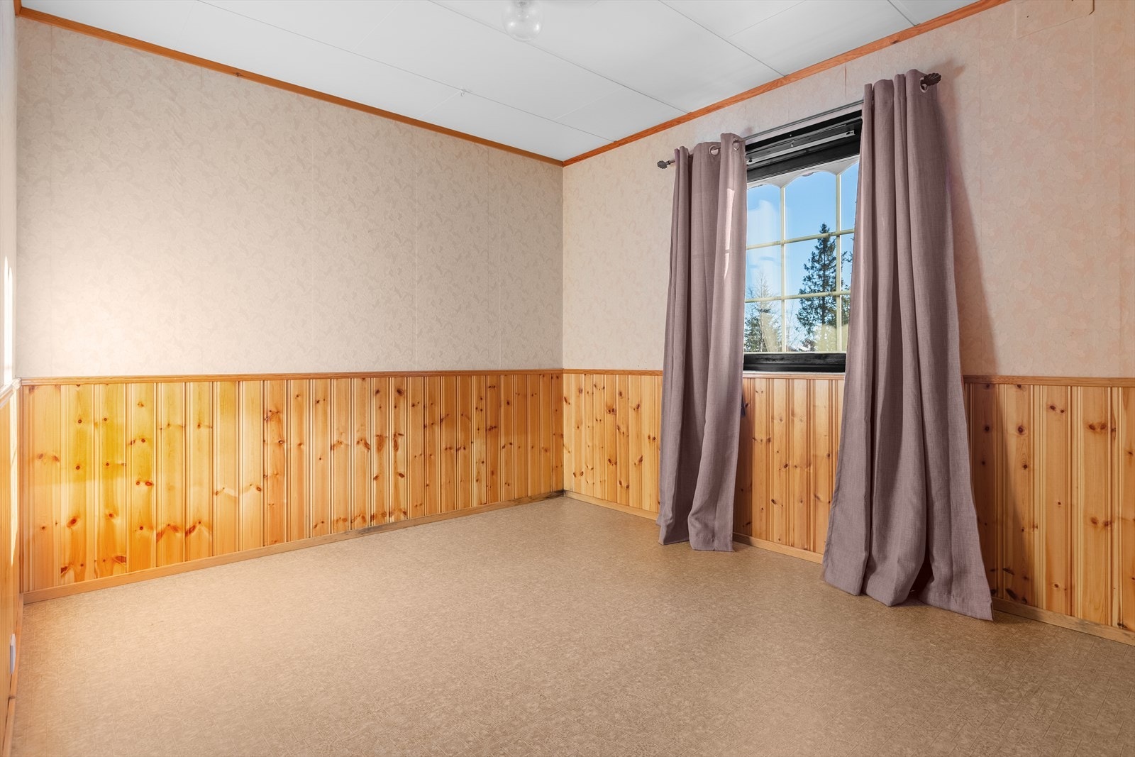 I hytta er det tre soverom, hvor hovedsoverommet har flere garderobeskap og god plass til dobbeltseng. Galleribilde