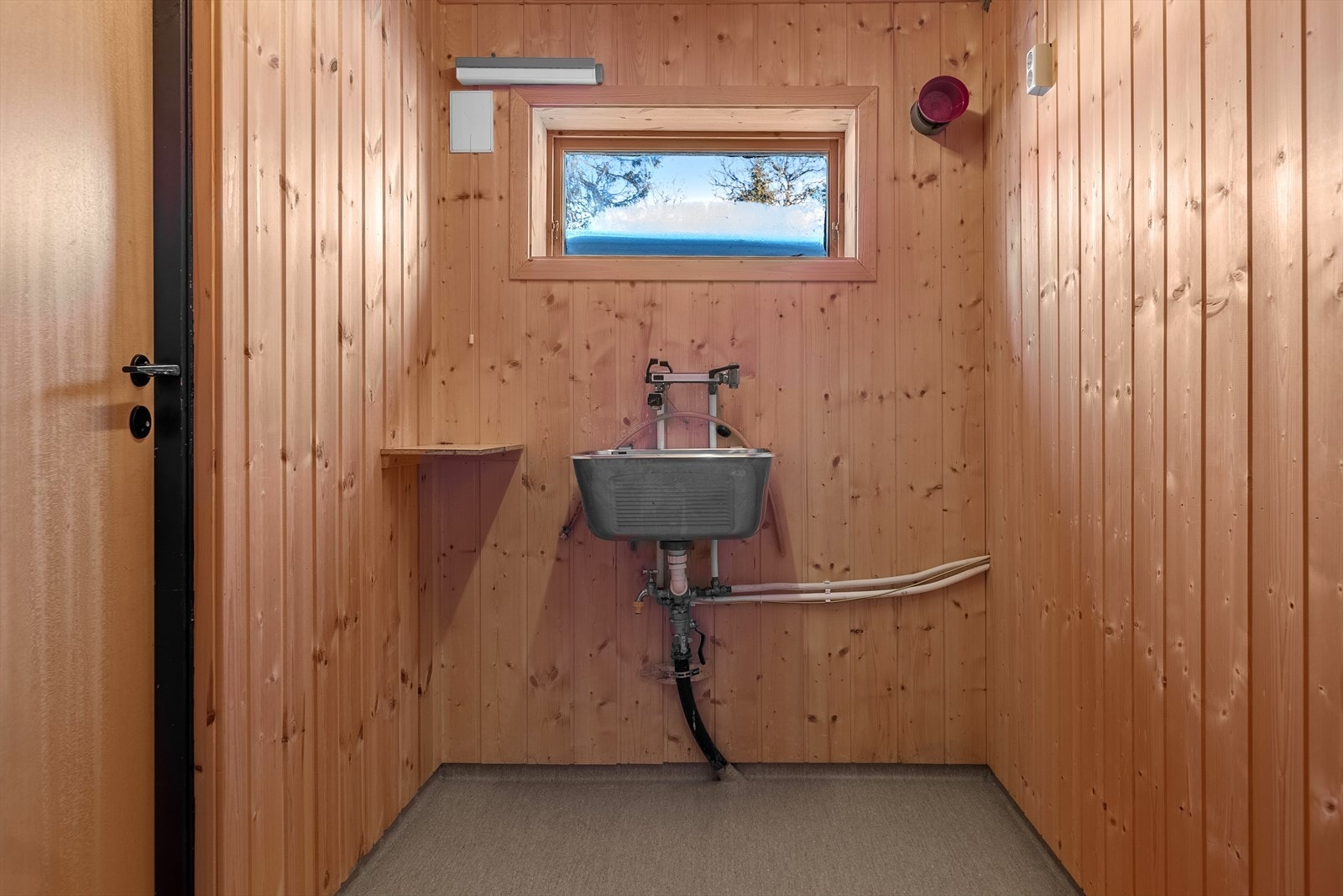 I kjelleren er det vaskerom med belegg på gulv og varmekabler. I rommet er det stålkum på vegg og det er opplegg for vaskemaskin. Galleribilde