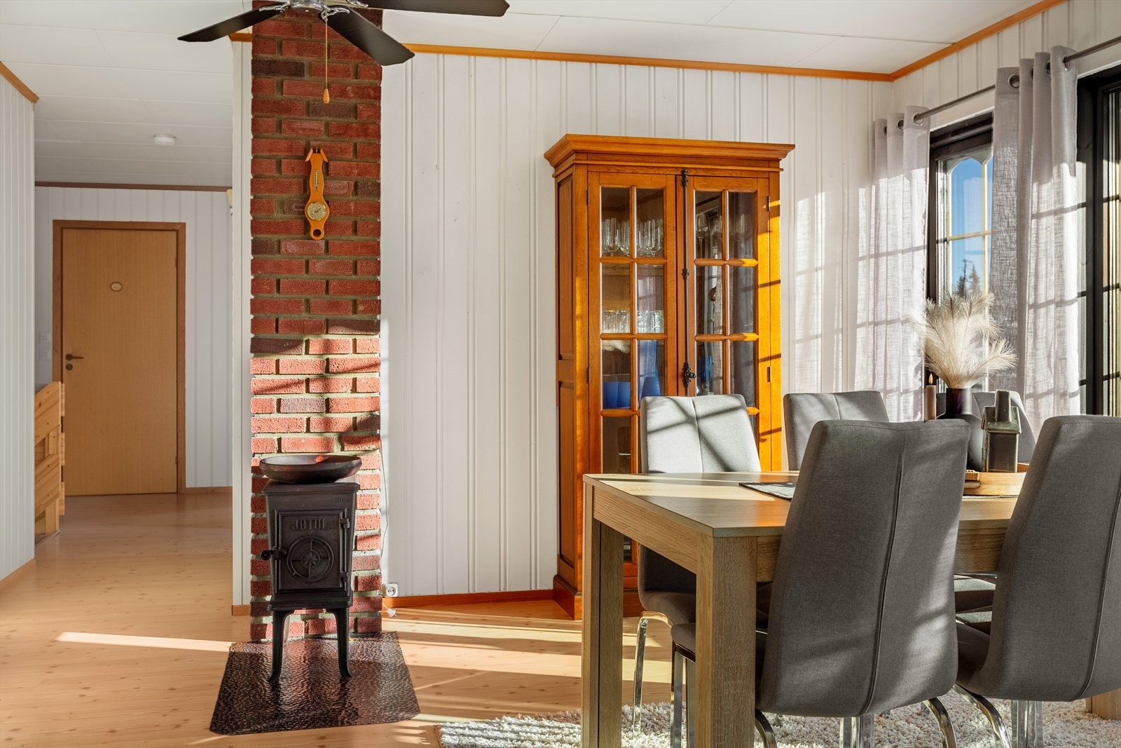 En Jøtul vedovn gir god varme til rommet. Galleribilde