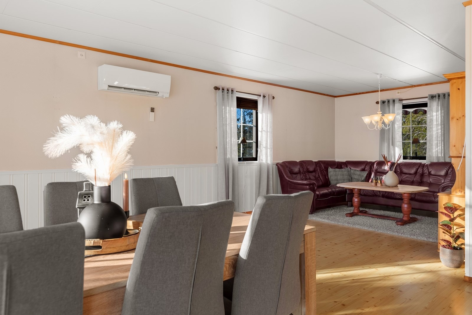 I stua er det montert varmepumpe for jevn varme. Galleribilde