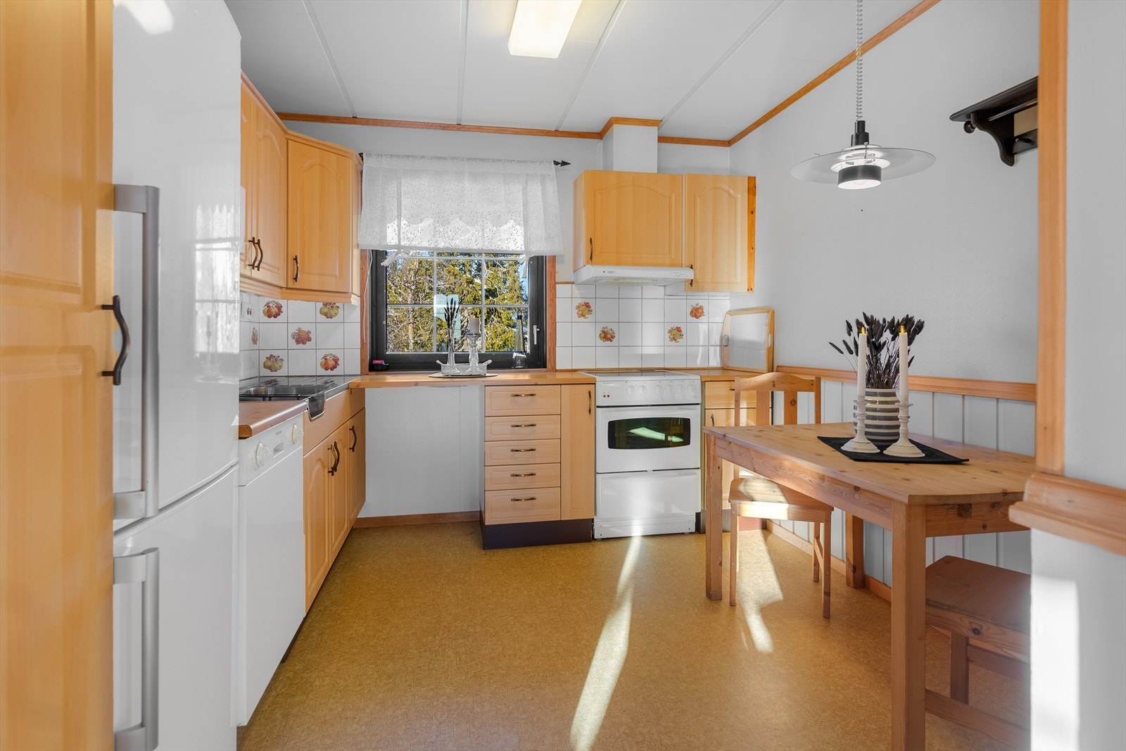 Kjøkkenet er åpent med fin plass til en mindre spisegruppe. Galleribilde