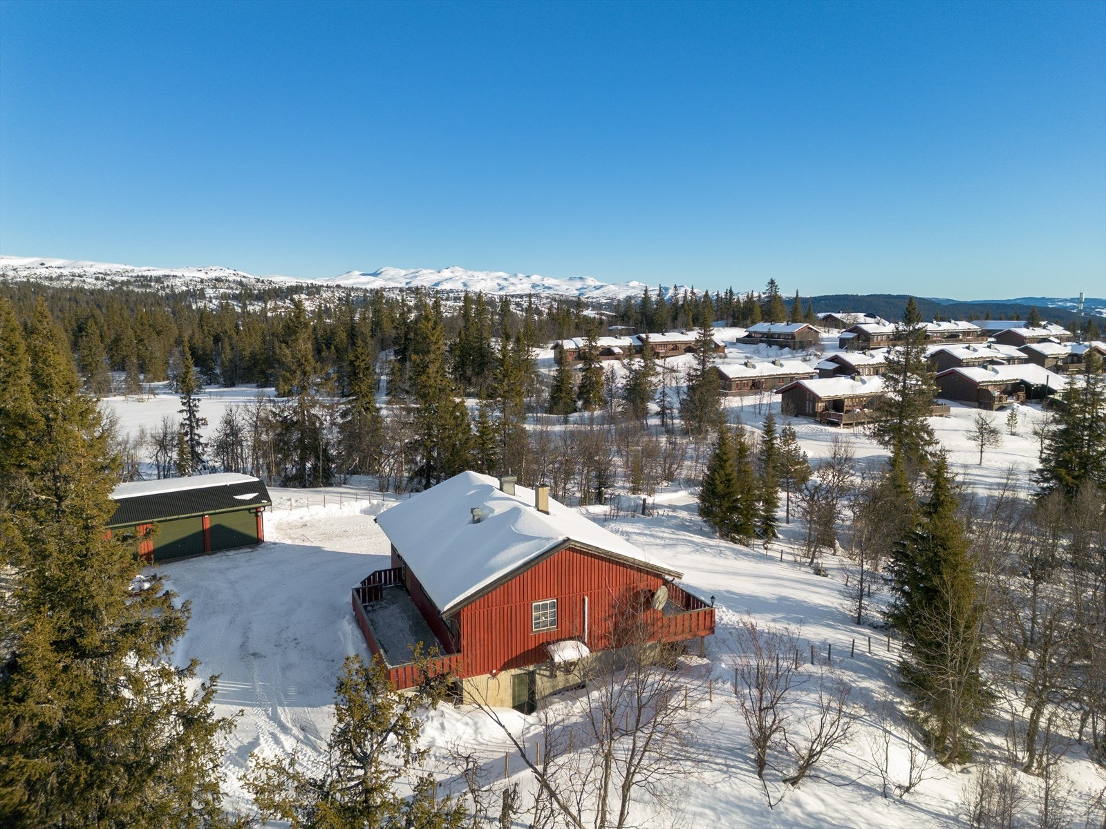 Eiendommen ligger på en trivelig eiertomt omgitt av fint turterreng sommer som vinter. Galleribilde