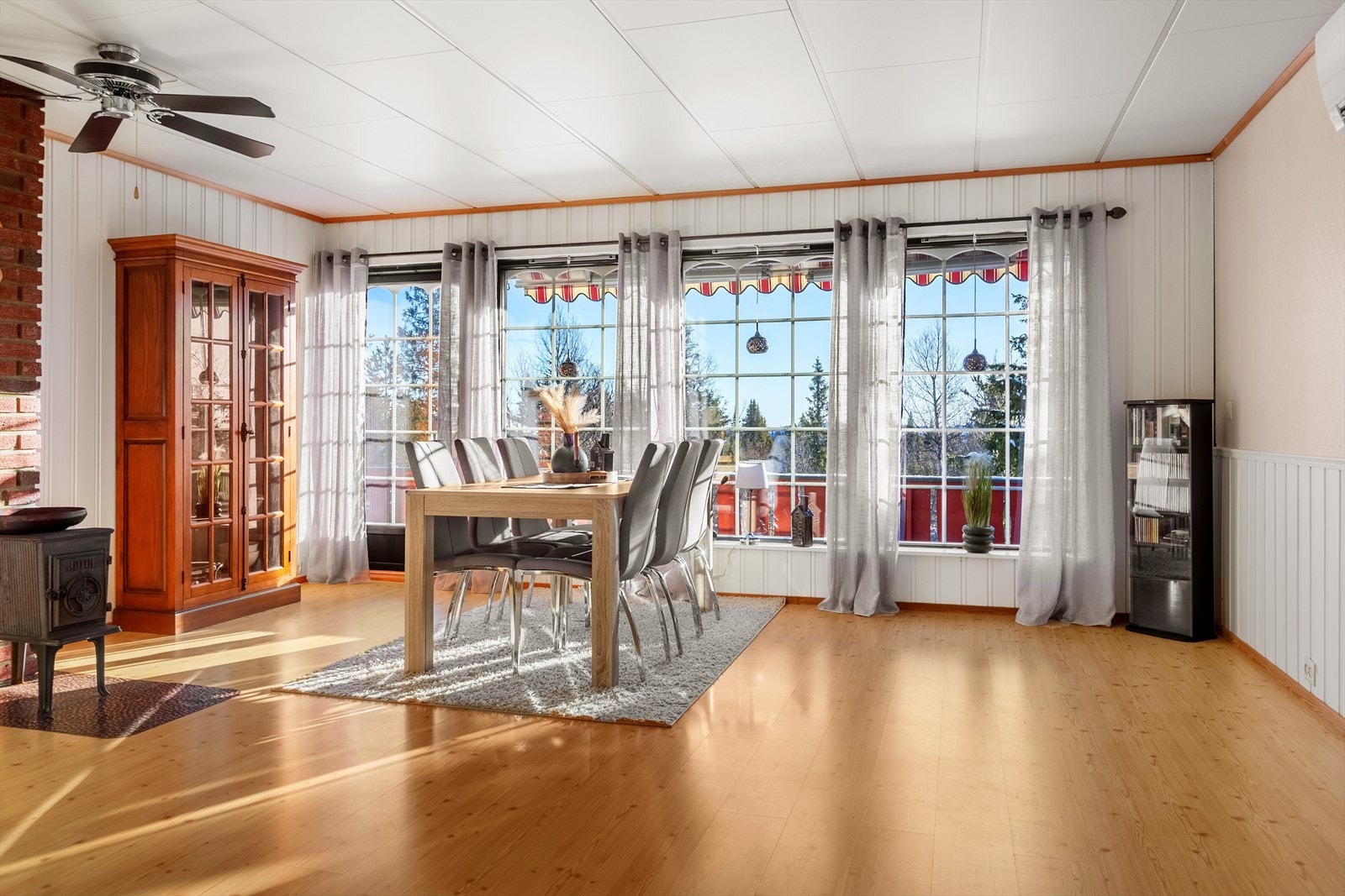 Hytta, som opprinnelig var en bolig, har en lys stue med flere store vinduer og terrassedør med glassfelt. Galleribilde