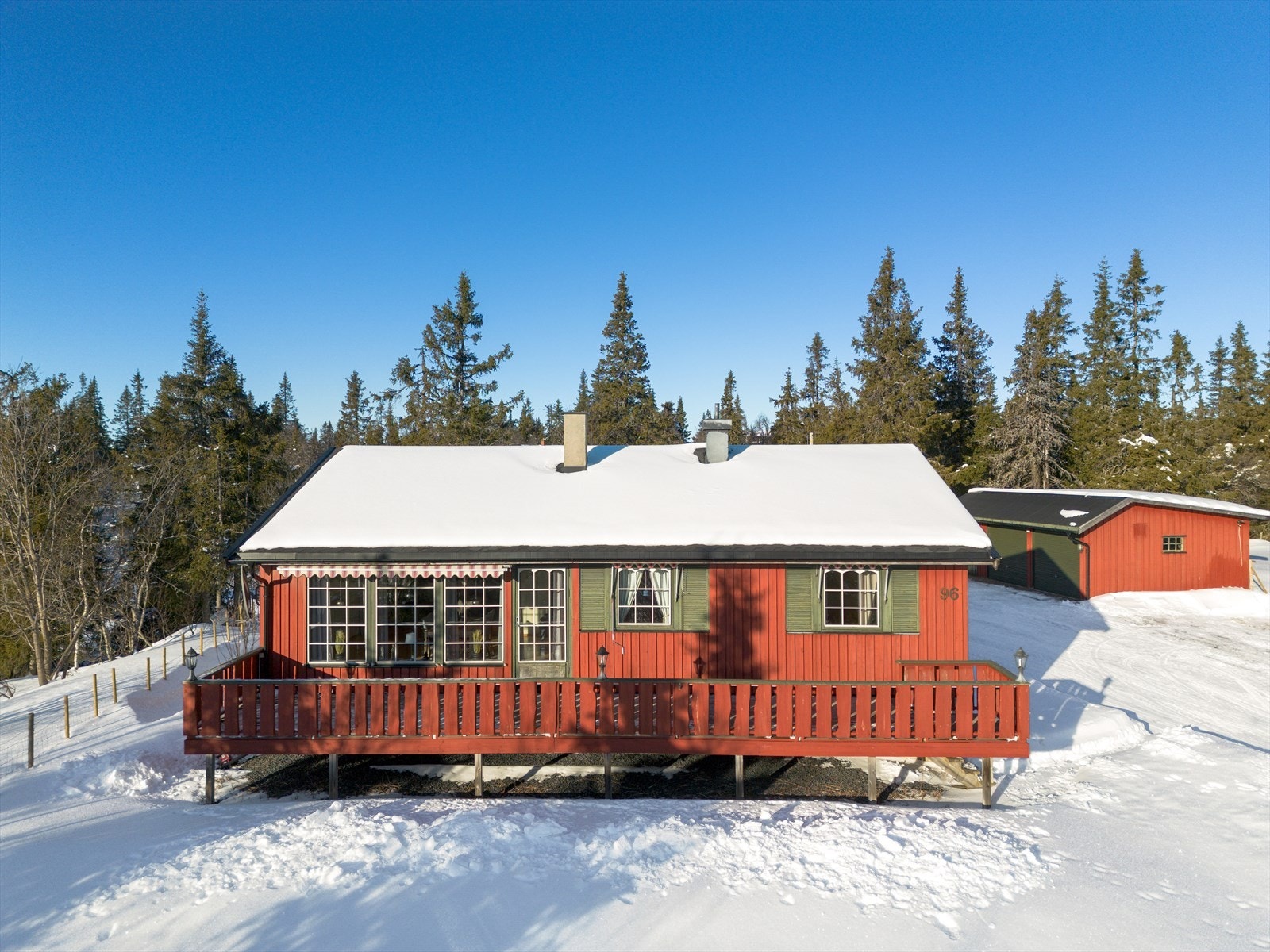 Hytta har to terrasser slik at en enkelt kan flytte seg med solen. Markisen demper solen, men sørger også for at en kan fortsette middagen ute om det skulle komme en liten regnskur. Galleribilde