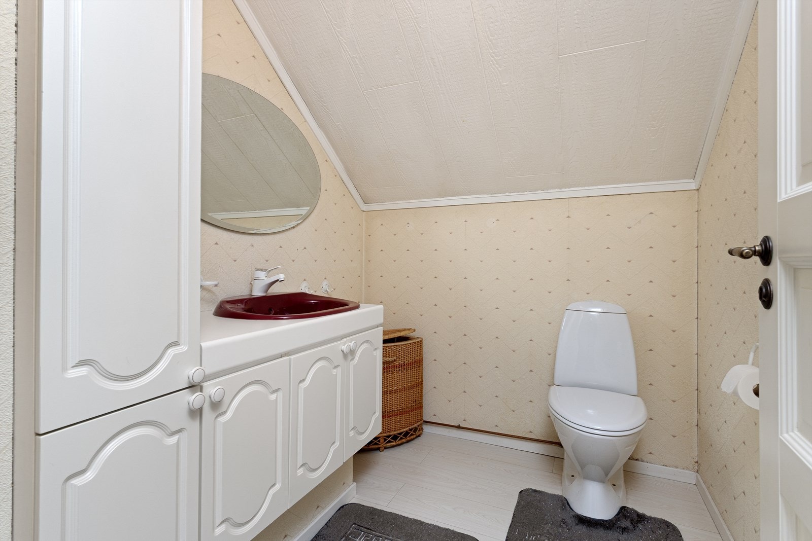 Etasjen byr også på et praktisk toalettrom, innredet med baderomsinnredning og toalett. Galleribilde