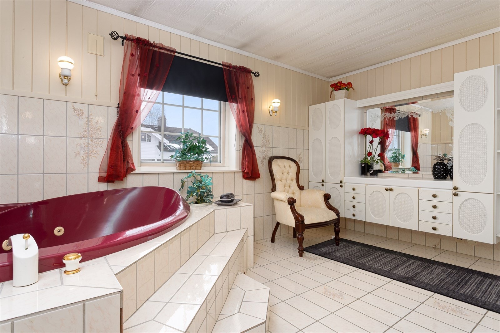 Badet har flislagt gulv og vegger, samt elektriske varmekabler i gulv. Galleribilde