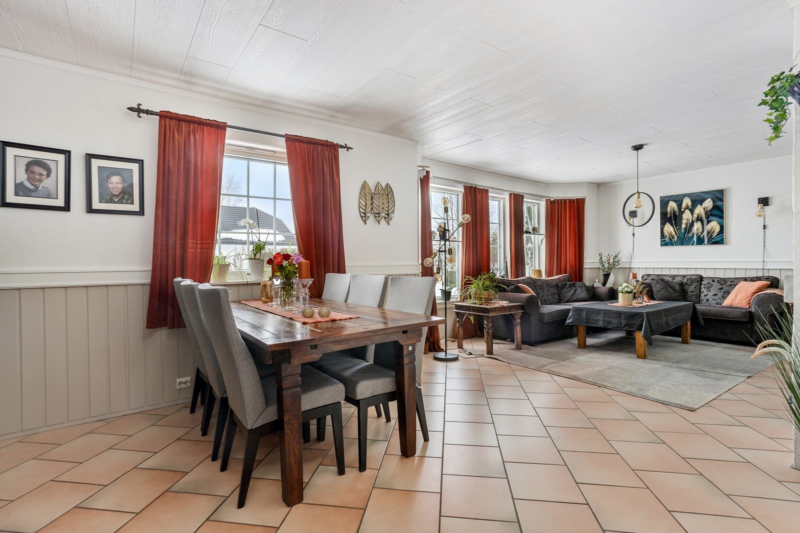 Stuen er av god størrelse og har godt med lysinnslipp fra vinduene. Galleribilde