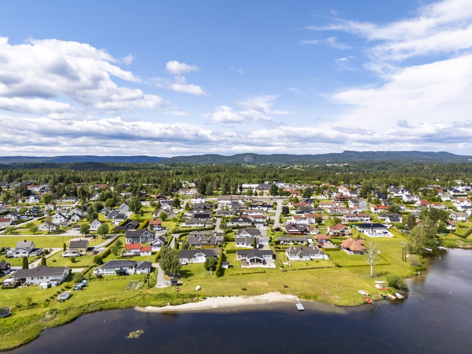 Feltet har blant annet badestrand ved Bergsjø, egen fotballøkke og gangavstand til Stalsberg Barneskole, samt Skredsvikmoen barnahage. Flotte bade-fiske og turmuligheter langs Bergsjø. Galleribilde