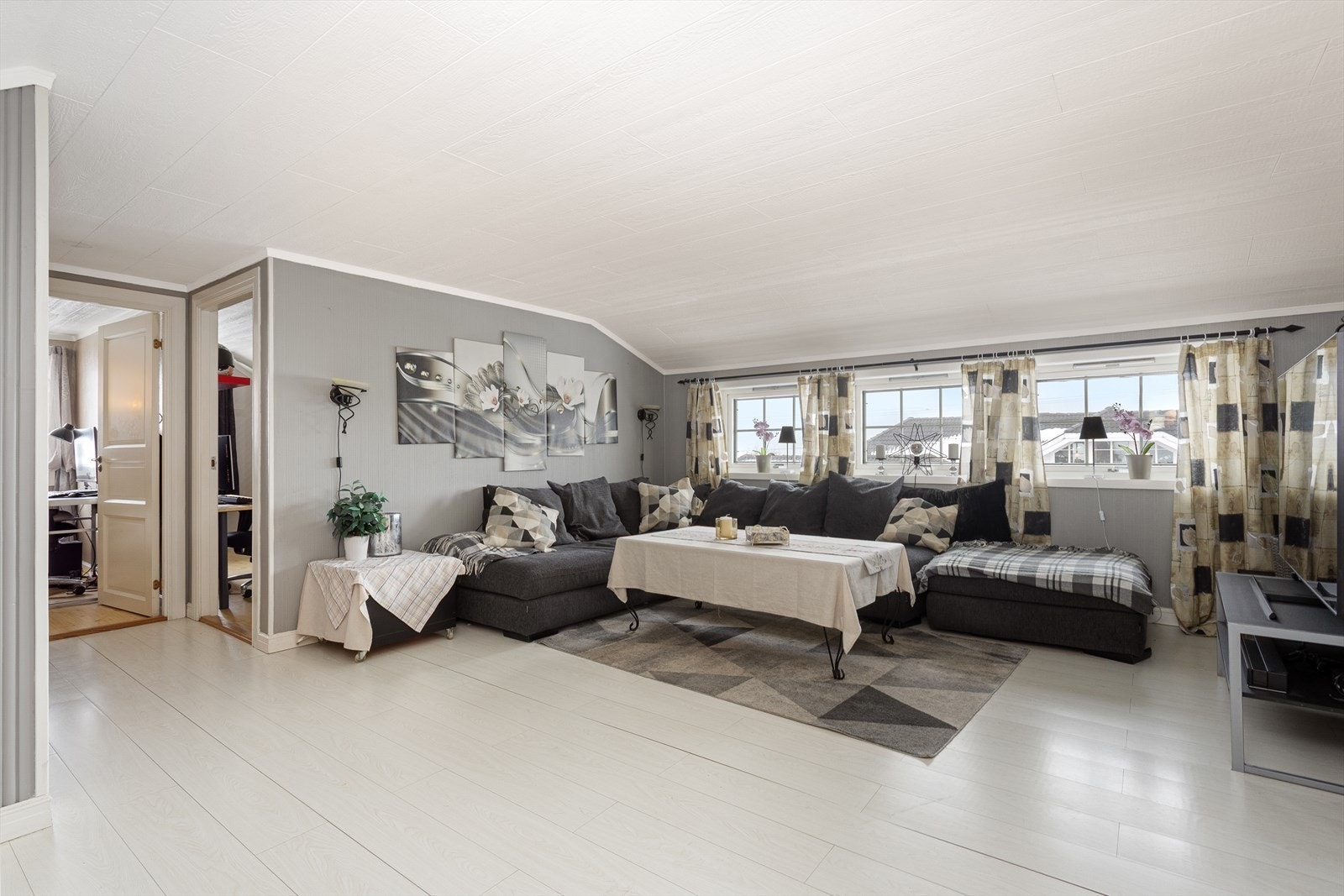 Stuen er ideell for barna/ungdommen i familien, eller som en ekstra tv-stue. Galleribilde