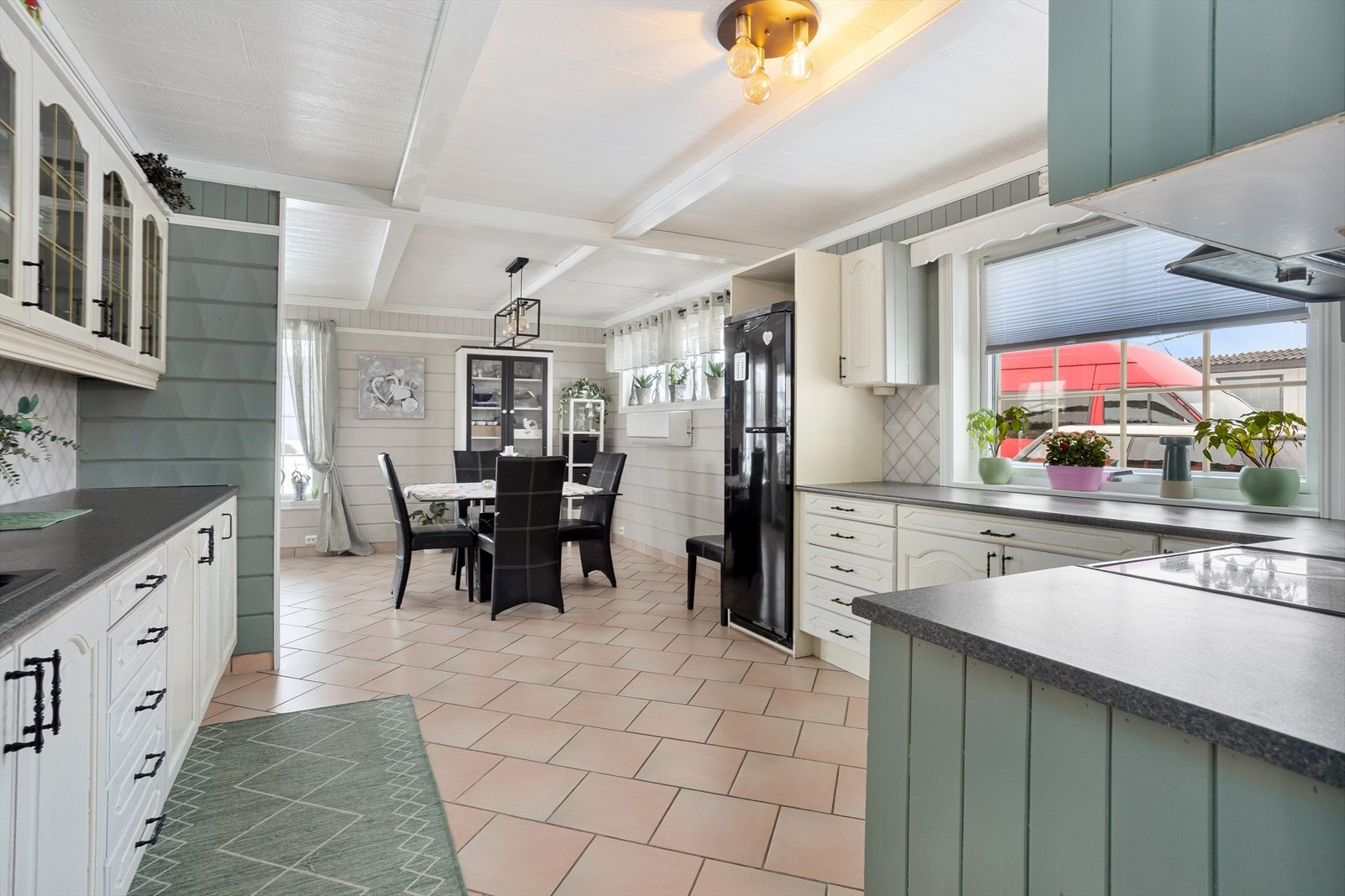 Kjøkkenet har plass til en hyggelig spiseplass, som sammen med rommets størrelse skaper et sosialt allrom. Galleribilde