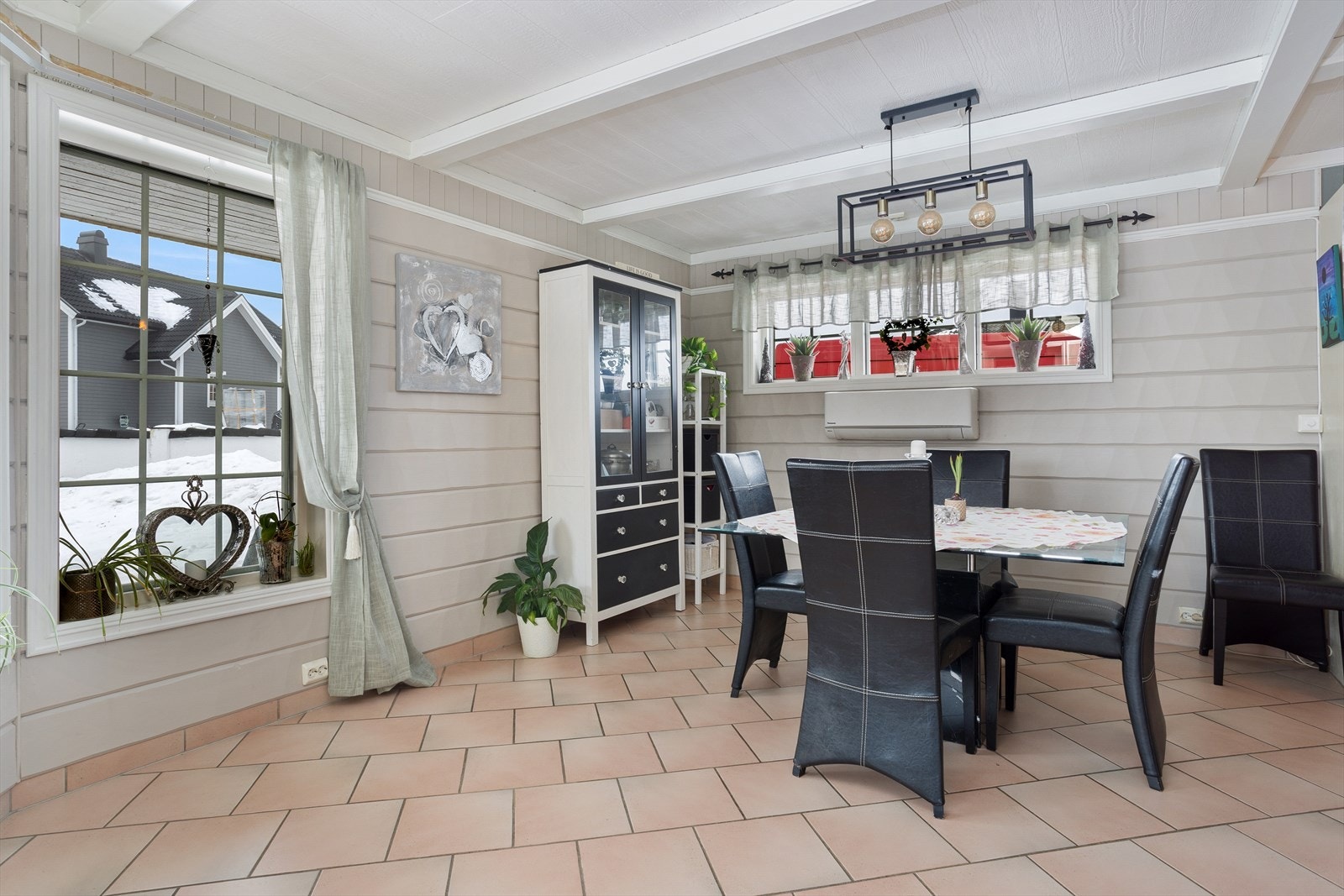 Her har man god plass til et stort spisebord, med plass til å samle familie og venner. Galleribilde