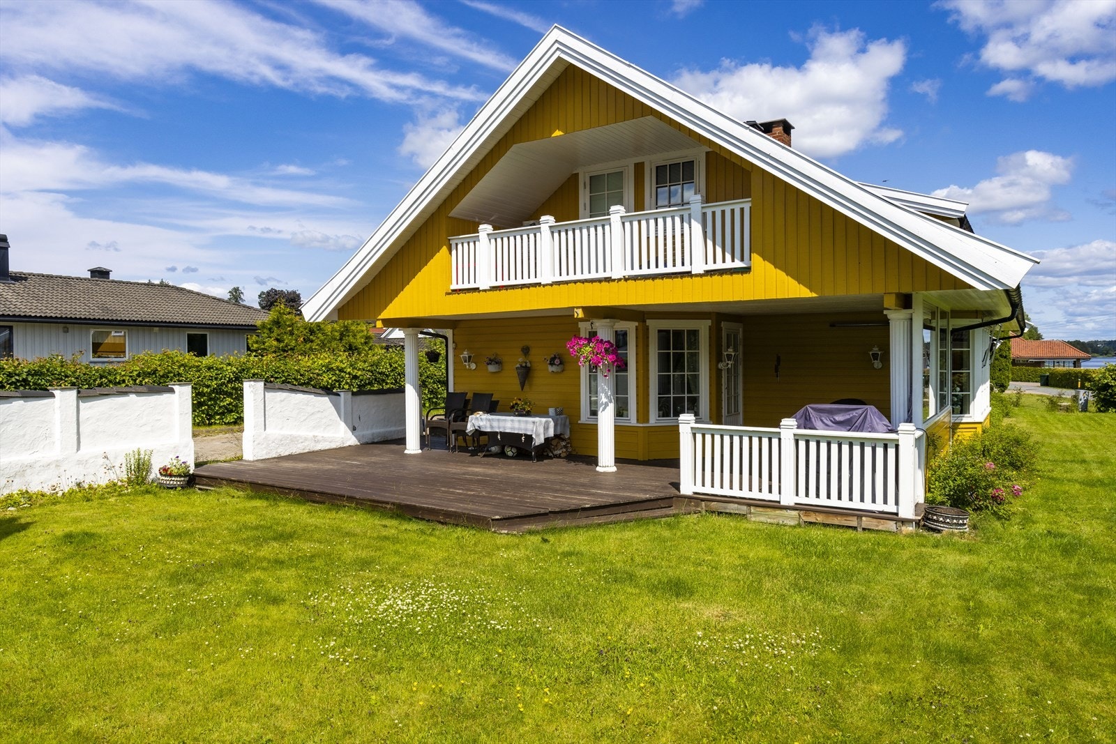 Delvis overbygget terrasse med god skjerming. Galleribilde