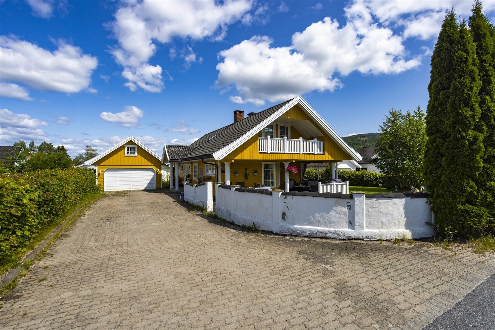 Romslig gårdsplass med belegningsstein. Galleribilde