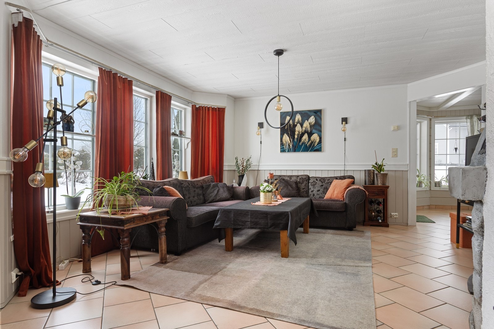 Rommet gir plass til møblering av ulike soner og fremstår lyst og åpent. Galleribilde