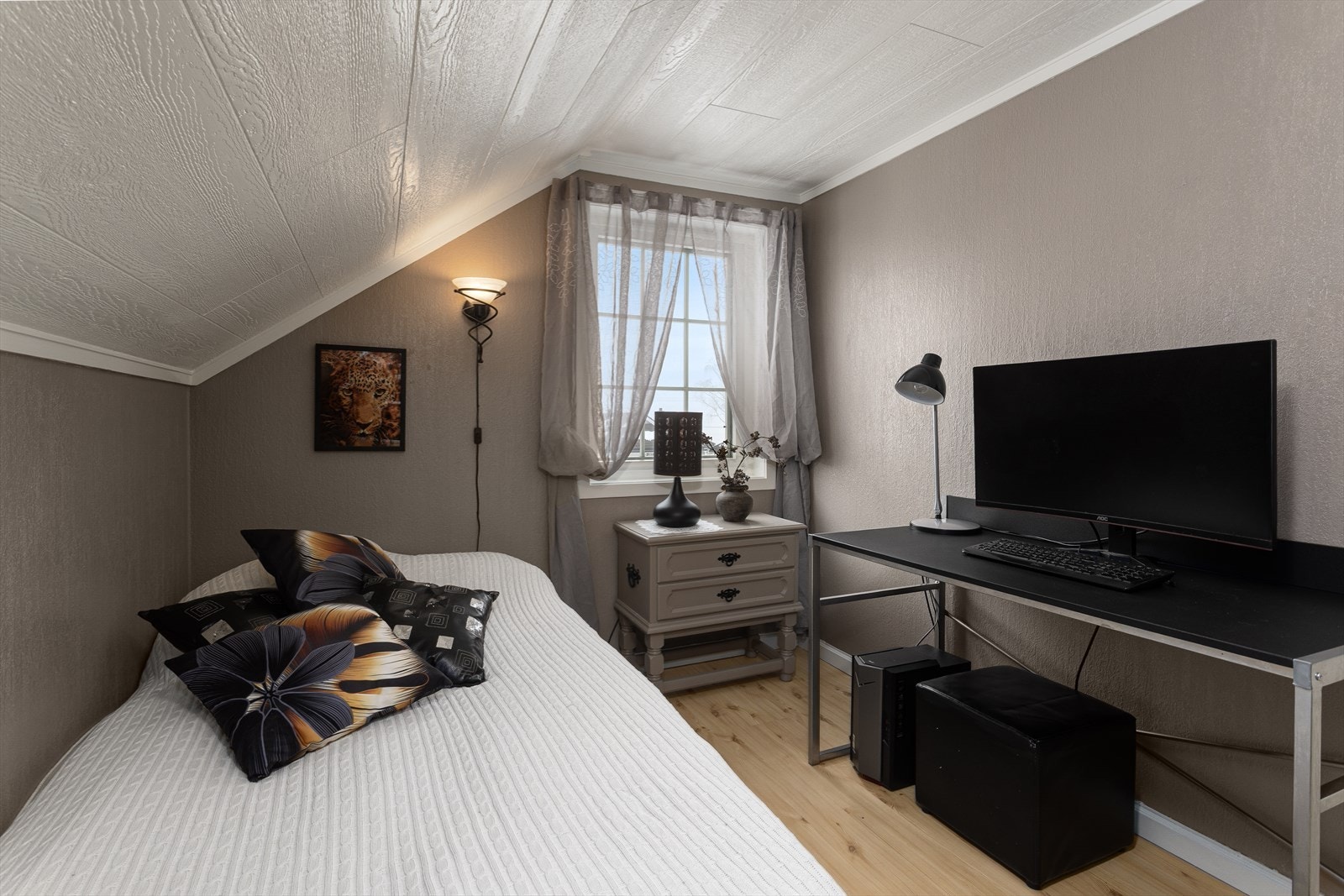 Soverom nr. 2 - I tillegg til et hovedsoverom er to av soverommene perfekt som barnerom, gjesterom eller kontor. Galleribilde