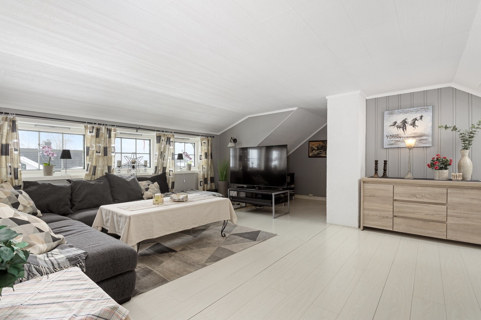 Oppe i 2. etasje har man også en stor og koselig stue. Galleribilde